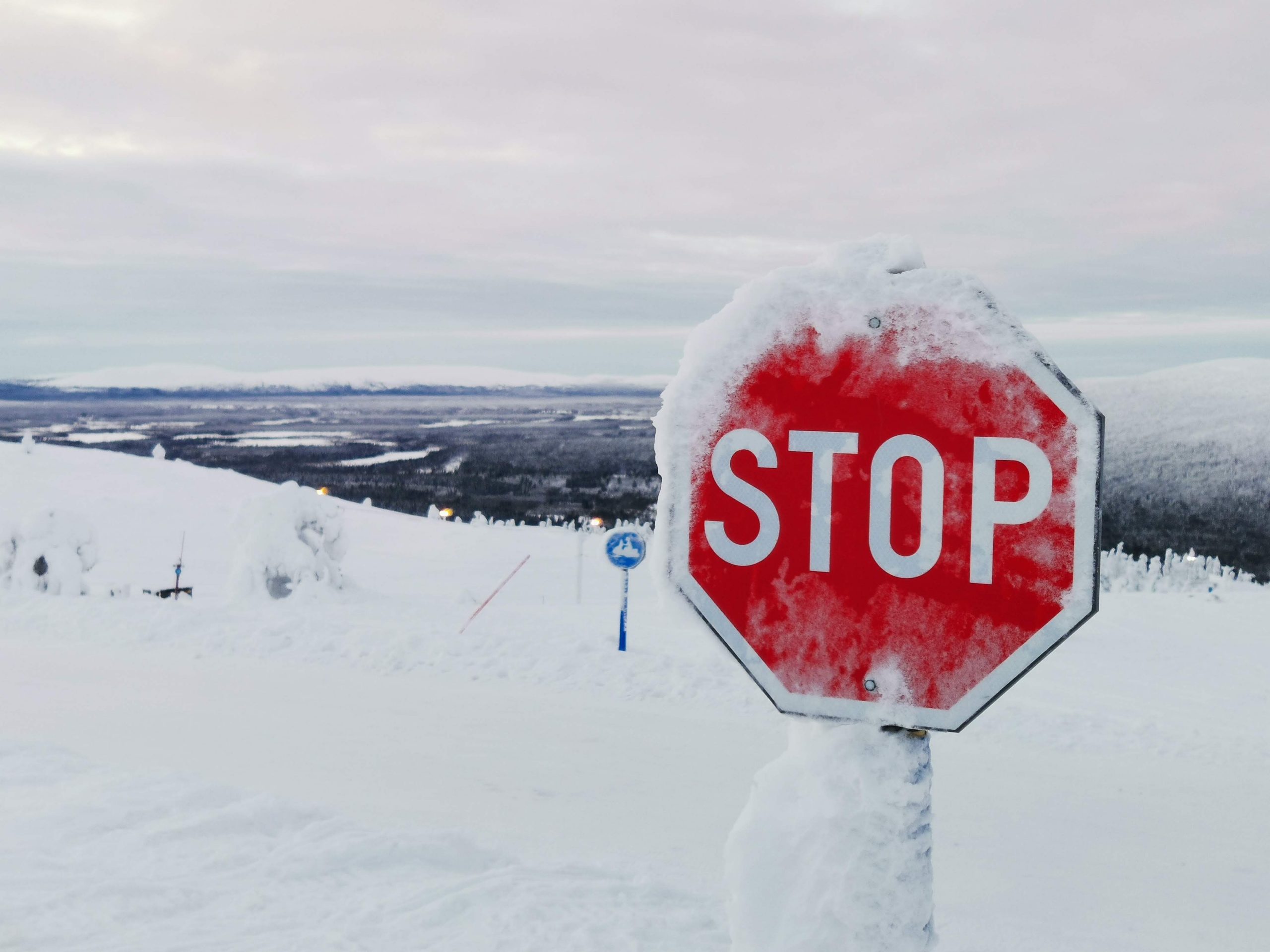 Pysähdy miettimään elintapojasi. Stop-merkki. Talvikuva.