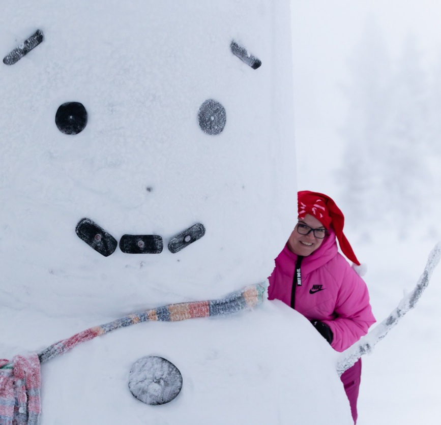 Katriina Holck ja lumiukko.