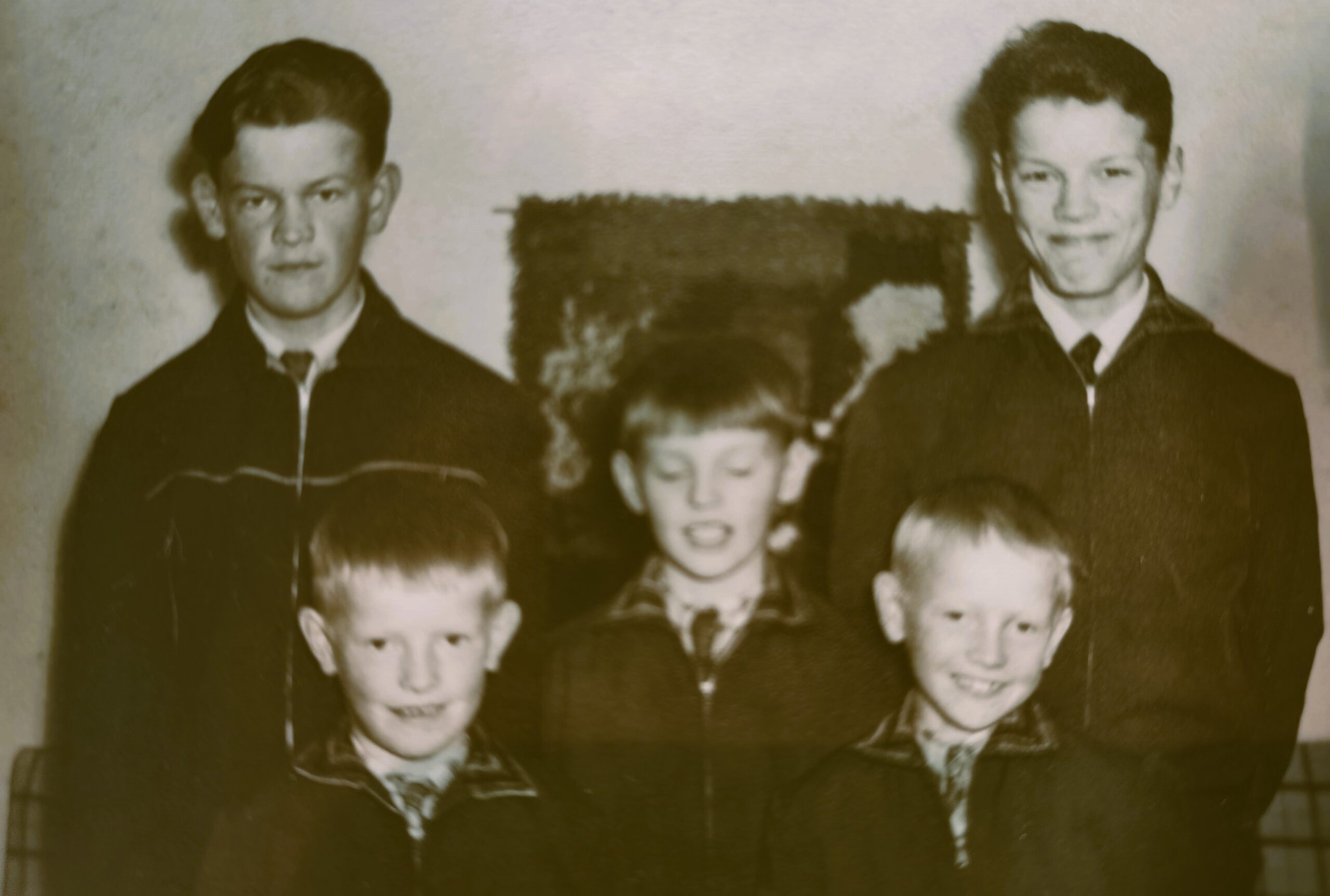 Lapin Muistiyhdistyksellä on muistiosaamista. Mustavalkoinen kuva, jossa viisi nuorta poikaa. Kuva 1950-luvulta.