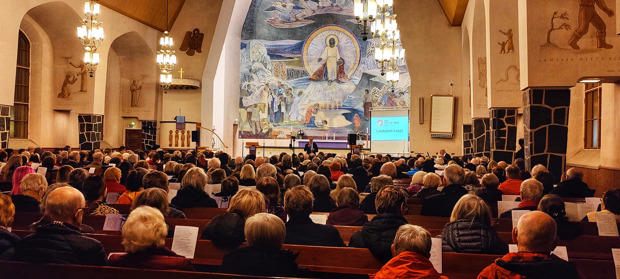 Lasse Hoikka konsertoi Rovaniemen kirkossa.