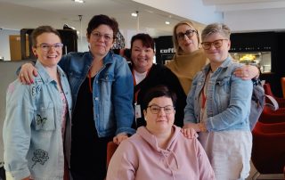 Lapin Muistiyhdistyksen työntekijät yhteiskuvassa.