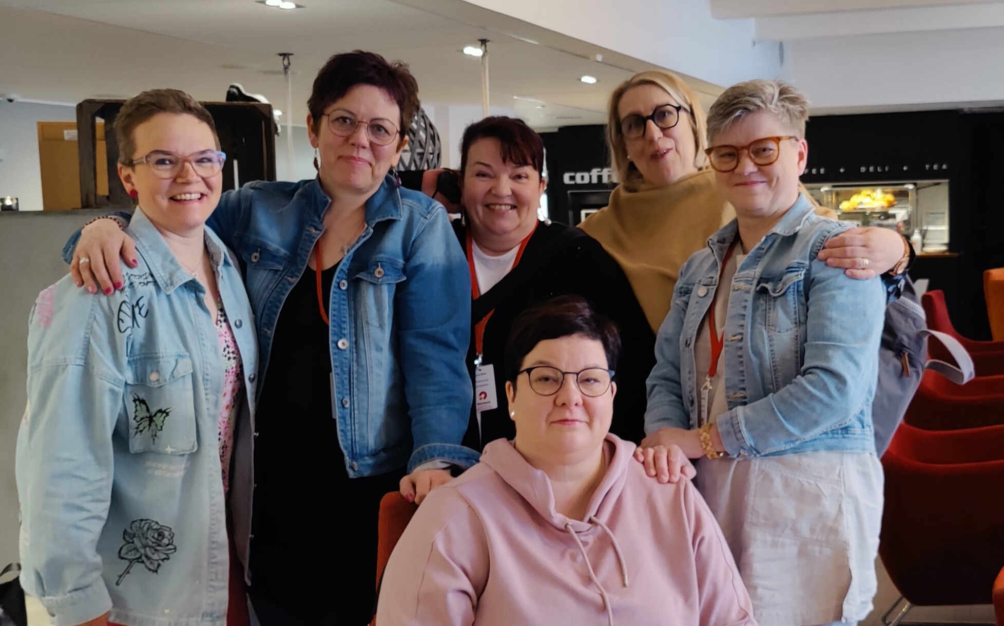 Lapin Muistiyhdistyksen työntekijät yhteiskuvassa.